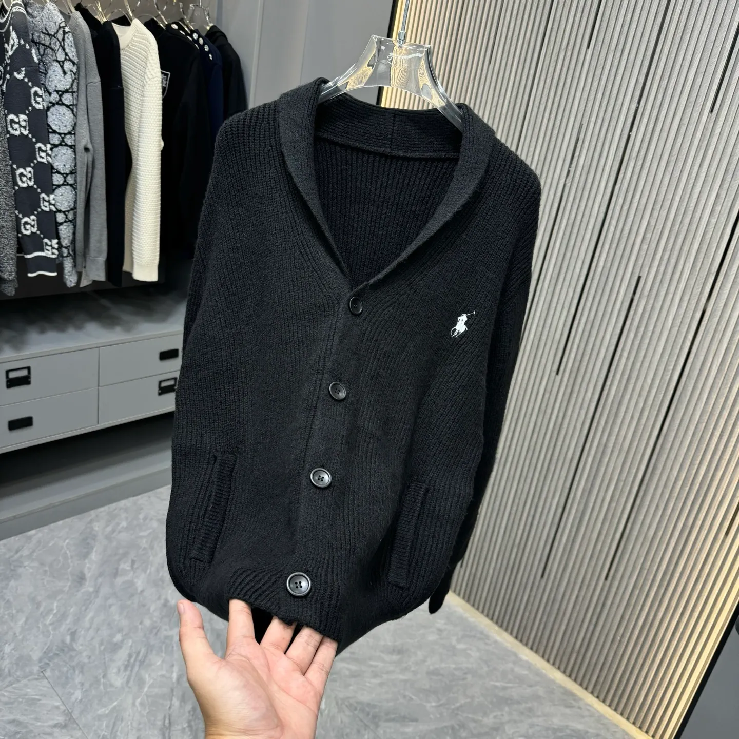 🅿️280 LF Ralph Lauren 25FW Taoist robe sweater is made of top-grade cashmere yarn. The new autumn and winter Oblique jacquard knitted cashmere sweater has a double-sided wearable design and is made of high-quality cashmere material. After fine weaving process, it presents a soft and comfortable touch and excellent thermal insulation performance. The iconic Oblique jacquard pattern is perfectly presented through precision knitting technology. It can be worn on both sides, showing different style charms. The round neck design is simple and elegant, suitable for various matching occasions. Exquisite knitting technology ensures that the clothes are not easily deformed and remain crisp and long-lasting. The double-sided design concept reflects LV's perfect balance of practicality and fashion. Each sweater undergoes strict quality inspection to ensure that the quality meets the brand's consistently high standards. This knitted item combines warmth and style, making it an exquisite addition to your autumn and winter wardrobe. Size:S/M/L/XL